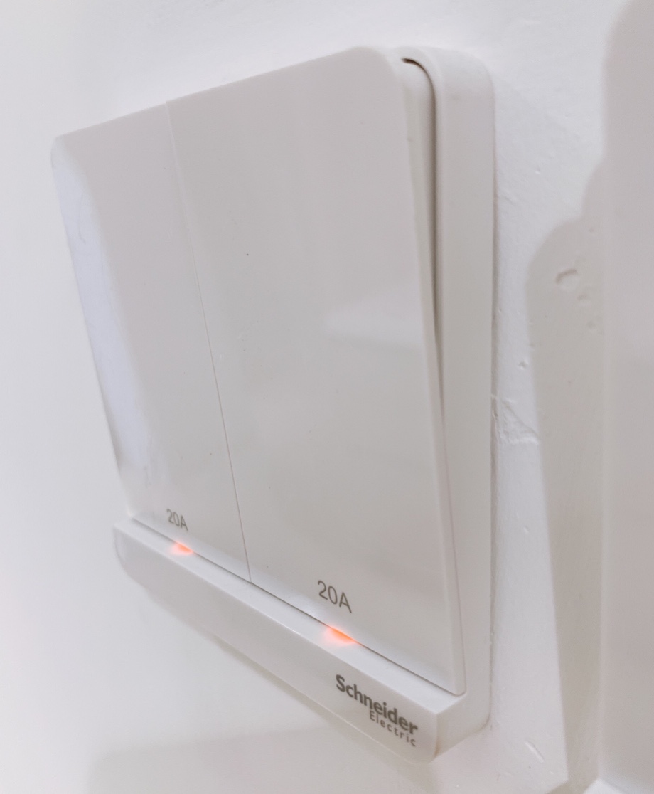 So sánh công tắc ổ cắm AvatarOn và Vivace